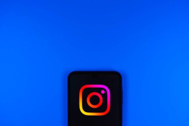 Prag, Çek Cumhuriyeti - 10 21 2024: Instagram logosu gösteren akıllı telefon.