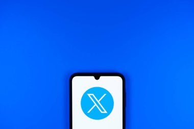 Prag, Çek Cumhuriyeti - 10 21 2024: X logosu gösteren akıllı telefon.