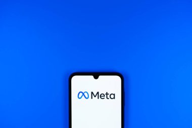 Prag, Çek Cumhuriyeti - 10 21 2024: Meta logosunu gösteren akıllı telefon.