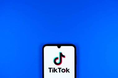 Prag, Çek Cumhuriyeti - 10 21 2024: Tiktok logosunu gösteren akıllı telefon.