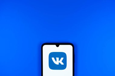 Prag, Çek Cumhuriyeti - 10 21 2024: Vkontakte logosunu gösteren akıllı telefon.