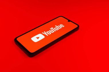 Prag, Çek Cumhuriyeti - 10 21 2024: Youtube logosunu gösteren akıllı telefon.
