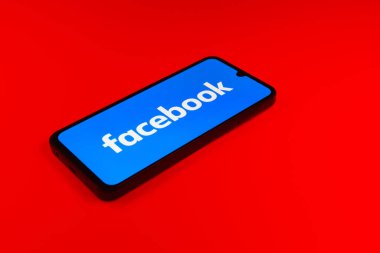 Prag, Çek Cumhuriyeti - 10 21 2024: Facebook logosu gösteren akıllı telefon.