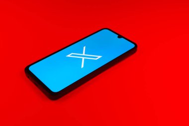 Prag, Çek Cumhuriyeti - 10 21 2024: X logosu gösteren akıllı telefon.