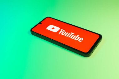 Prag, Çek Cumhuriyeti - 10 21 2024: Youtube logosunu gösteren akıllı telefon.