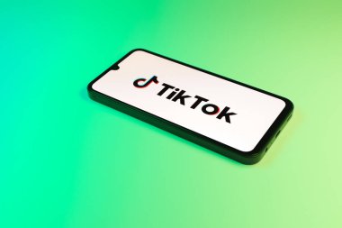 Prag, Çek Cumhuriyeti - 10 21 2024: Tiktok logosunu gösteren akıllı telefon.