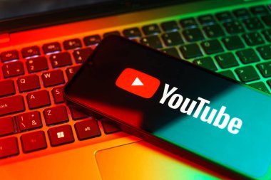 Prag, Çek: Okx Crypto logosuna sahip izole bir arkaplanda modern akıllı telefon aygıtı  