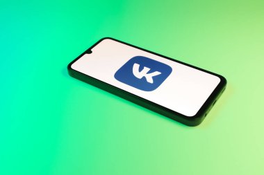 Prag, Çek Cumhuriyeti - 10 21 2024: Vkontakte logosunu gösteren akıllı telefon.