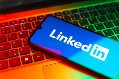 Prag, Çek Cumhuriyeti - 10 21 2024: Yüzeyde logoyla bağlantılı akıllı telefon.