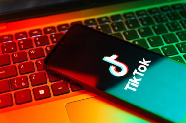 Prag, Çek Cumhuriyeti - 720 2024: TikTok logosunu gösteren akıllı telefon.