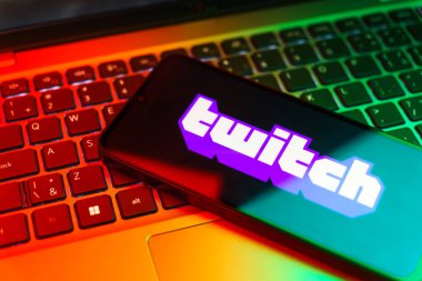 Prag, Çek: Okx Crypto logosuna sahip izole bir arkaplanda modern akıllı telefon aygıtı  