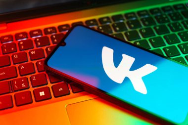 Prag, Çek Cumhuriyeti - 10 21 2024: VK logosunu gösteren akıllı telefon