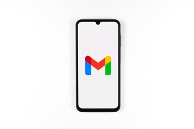 Prag, Çek Cumhuriyeti - 720 2024: Google Gmail logosunu gösteren akıllı telefon.