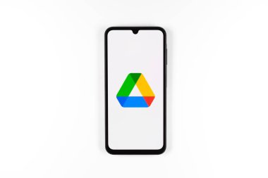 Prag, Çek Cumhuriyeti - 723 2024: Google Drive logosunu gösteren akıllı telefon