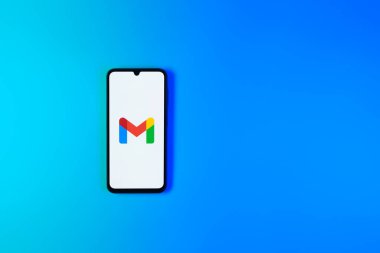 Prag, Çek Cumhuriyeti - 720 2024: Google Gmail logosunu gösteren akıllı telefon.
