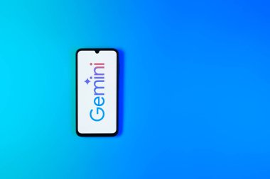 Prag, Çek: Logo gemini ile izole edilmiş arka planda modern akıllı telefon aygıtı