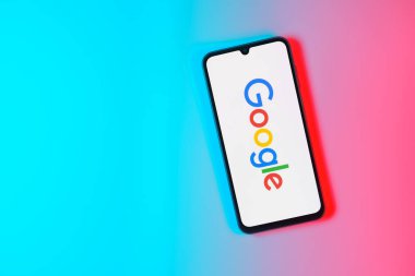 Prag, Çek: Logo Google ile izole edilmiş arka planda modern akıllı telefon aygıtı