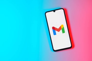 Prag, Çek Cumhuriyeti - 720 2024: Google Gmail logosunu gösteren akıllı telefon.