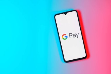 Prag, Çek: Logo g-pay ile izole edilmiş arka planda modern akıllı telefon aygıtı 