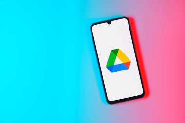 Prag, Çek Cumhuriyeti - 723 2024: Google Drive logosunu gösteren akıllı telefon