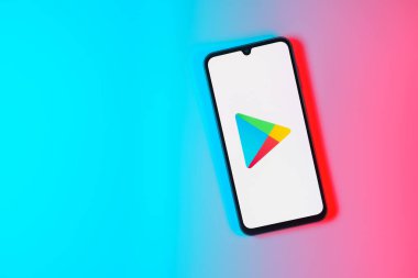 Prag, Çek Cumhuriyeti - 723 2024: Google Play logosunu gösteren akıllı telefon. Google Play bir uygulama mağazası.