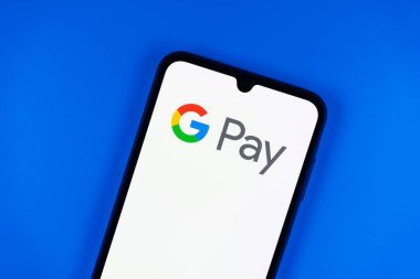 Prag, Çek: Logo g-pay ile izole edilmiş arka planda modern akıllı telefon aygıtı