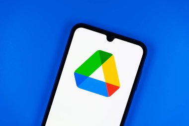 Prag, Çek Cumhuriyeti - 21 Ekim 2024: Google sürücüsü logosunu gösteren modern akıllı telefon aygıtı.