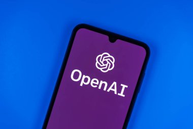 Prag, Çek: Stüdyo arka planında açık ai logosuna sahip modern akıllı telefon aygıtı.