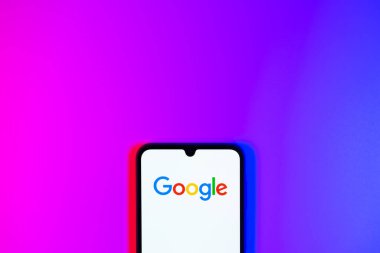 Prag, Çek: Google logolu stüdyo arka planında modern akıllı telefon aygıtı.