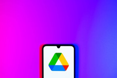 Prag, Çek Cumhuriyeti - 723 2024: Google Drive logosunu gösteren akıllı telefon.