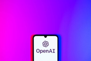 Prag, Çek: Stüdyo arka planında açık ai logosuna sahip modern akıllı telefon aygıtı.