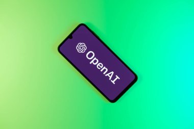 Prag, Çek: Stüdyo arka planında açık ai logosuna sahip modern akıllı telefon aygıtı.
