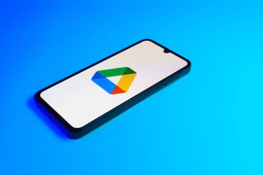 Prag, Çek Cumhuriyeti - 21 Ekim 2024: Google sürücüsü logosunu gösteren modern akıllı telefon aygıtı.