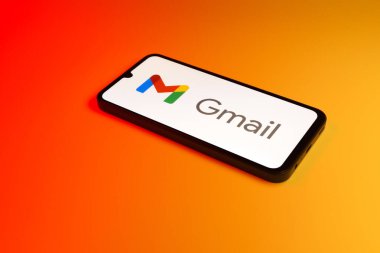 Prag, Çek: Stüdyo arka planında gmail logolu modern akıllı telefon aygıtı.