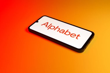 Prag, Çek: Stüdyo arka planında alfabe logosuna sahip modern akıllı telefon aygıtı.