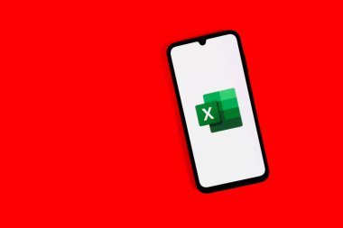 Prag, Çek Cumhuriyeti - 20 Temmuz 2024: Microsoft Excel logosunu gösteren modern akıllı telefon aygıtı.