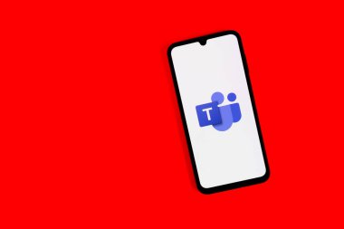 Prag, Çek Cumhuriyeti - 20 Temmuz 2024: Microsoft Ekip logolarını gösteren modern akıllı telefon aygıtı.