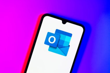 Prag, Çek Cumhuriyeti - 20 Temmuz 2024: Microsoft Outlook logosunu gösteren modern akıllı telefon aygıtı.