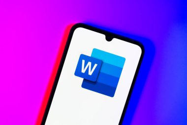 Prag, Çek Cumhuriyeti - 20 Temmuz 2024: Microsoft Word logosunu gösteren modern akıllı telefon aygıtı.