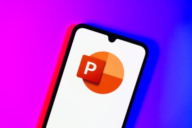 Prag, Çek Cumhuriyeti - 20 Temmuz 2024: Microsoft Powerpoint logosunu gösteren modern akıllı telefon aygıtı.