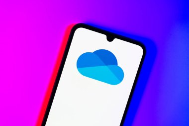 Prag, Çek Cumhuriyeti - 20 Temmuz 2024: Microsoft OneDrive logosunu gösteren modern akıllı telefon aygıtı.