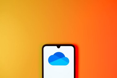 Prag, Çek Cumhuriyeti - 723 2024: Microsoft Onedrive logosunu gösteren akıllı telefon.