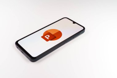 Prag, Çek Cumhuriyeti - 20 Temmuz 2024: Microsoft Powerpoint logosunu gösteren modern akıllı telefon aygıtı.