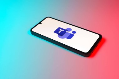 Prag, Çek Cumhuriyeti - 20 Temmuz 2024: Microsoft Ekip logolarını gösteren modern akıllı telefon aygıtı.