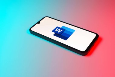 Prag, Çek Cumhuriyeti - 20 Temmuz 2024: Microsoft Word logosunu gösteren modern akıllı telefon aygıtı.