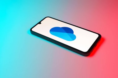 Prag, Çek Cumhuriyeti - 20 Temmuz 2024: Microsoft OneDrive logosunu gösteren modern akıllı telefon aygıtı.