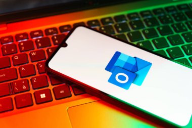 Prag, Çek Cumhuriyeti - 730 2024: Microsoft Outlook logosunu gösteren akıllı telefon.
