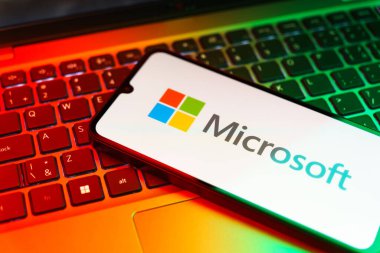 Prag, Çek Cumhuriyeti - 720 2024: Microsoft logosunu gösteren akıllı telefon.