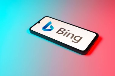 Prag, Çek: Logo bing ile izole edilmiş arka planda modern akıllı telefon