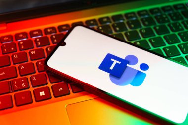 Prag, Çek Cumhuriyeti - 723 2024: Microsoft Takım logosunu gösteren akıllı telefon.